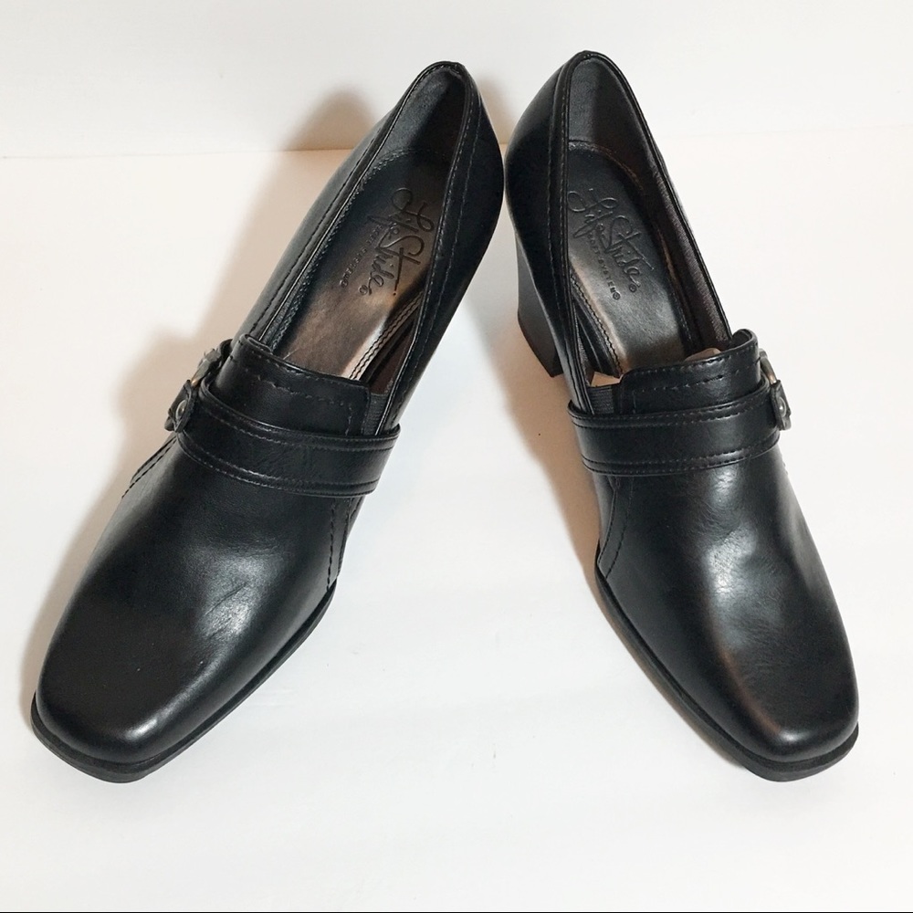 Life Stride woman casual shoe size 9W (PM31)